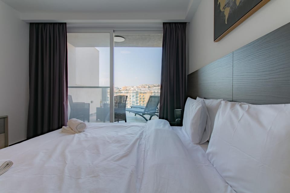 Spinola Duplex Penthouse Deluxe Apartment in Saint Julians