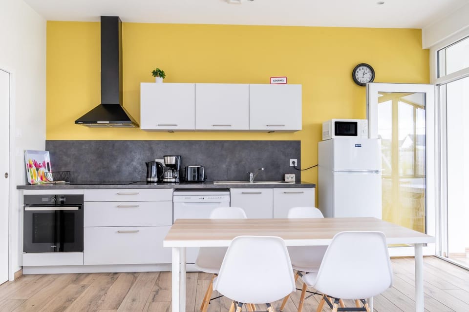 Property building, Kitchen or kitchenette, Living room
