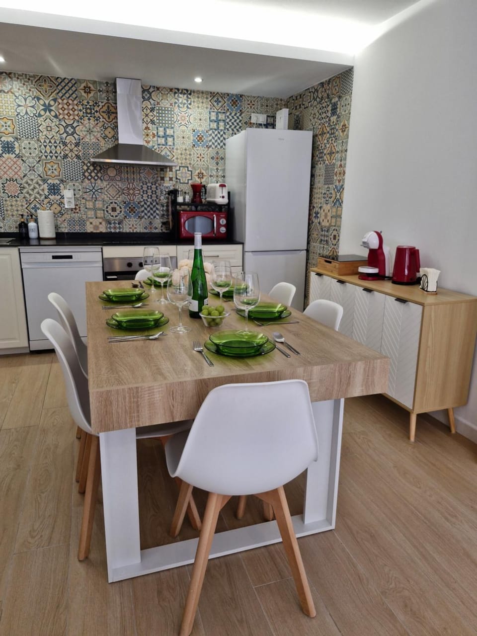 Coffee/tea facilities, Kitchen or kitchenette, Dining area, oven, stove, toaster