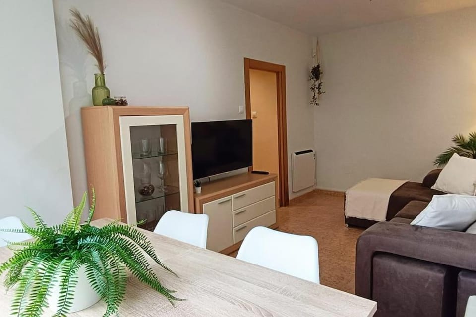TV and multimedia, Living room, Photo of the whole room, Seating area, Dining area