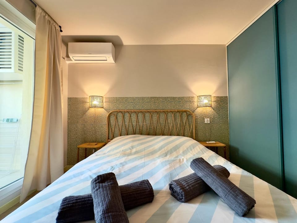Bed, Photo of the whole room, Bedroom, towels, air conditioner