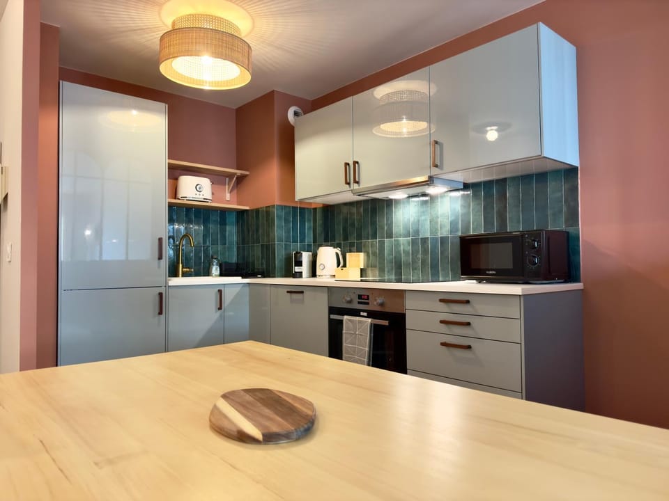 Kitchen or kitchenette, dishwasher, stove
