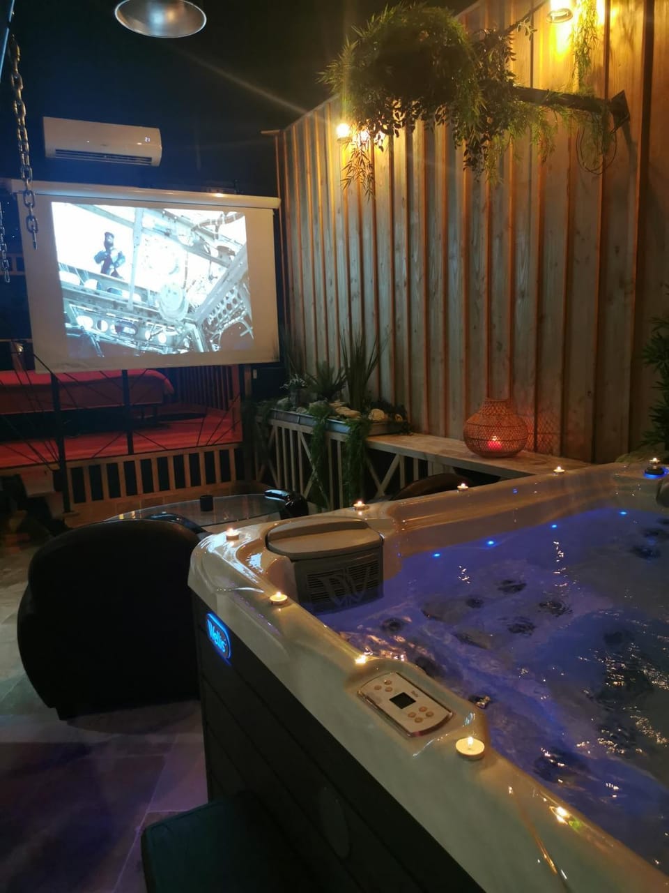 Hot Tub, TV and multimedia