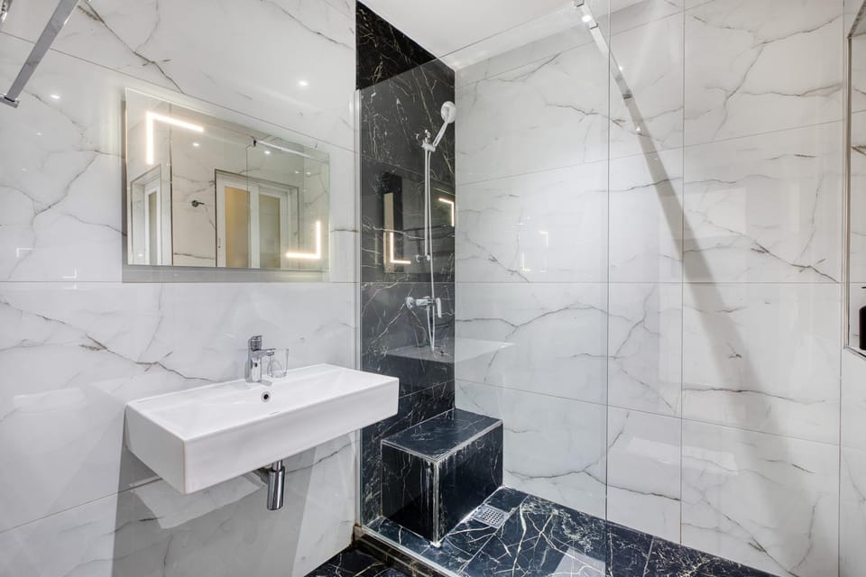 Spinola Seafront Deluxe Apartment in Saint Julians