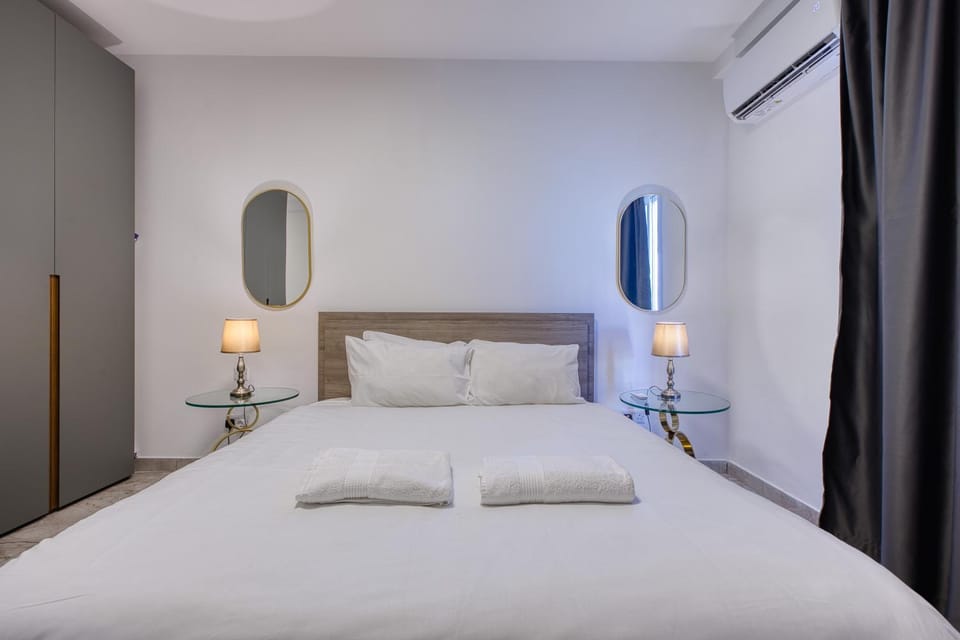 Spinola Seafront Deluxe Apartment in Saint Julians