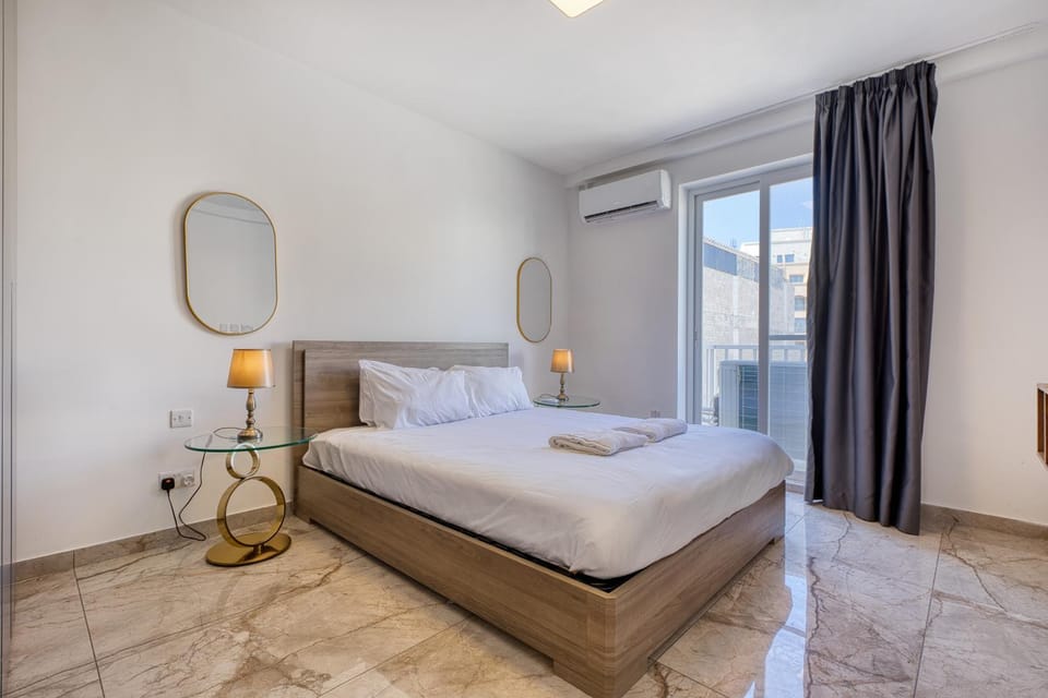 Spinola Seafront Deluxe Apartment in Saint Julians