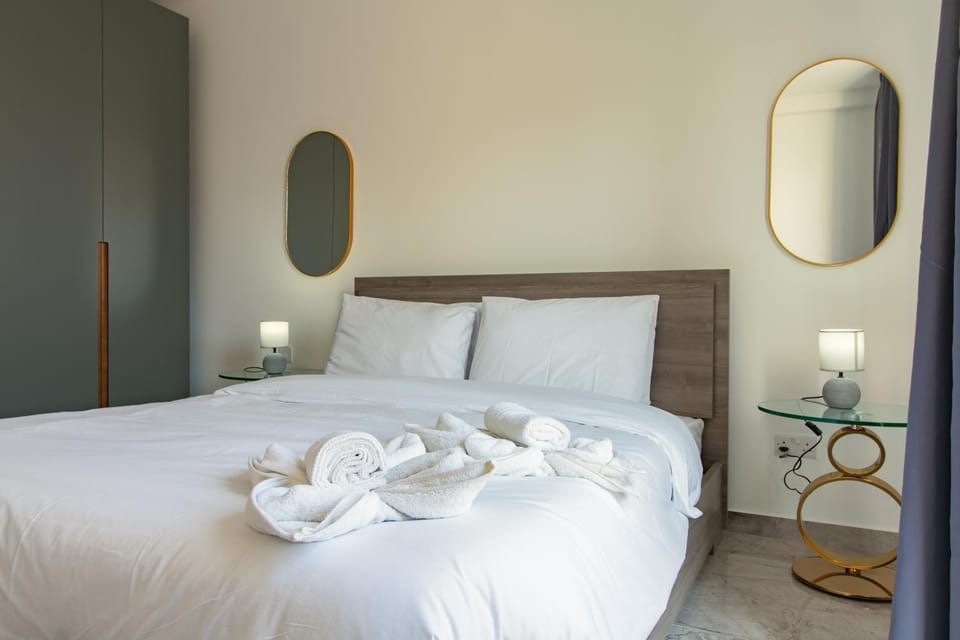 Spinola Seafront Deluxe Apartment in Saint Julians