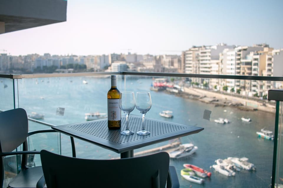 Spinola Seafront Deluxe Apartment in Saint Julians