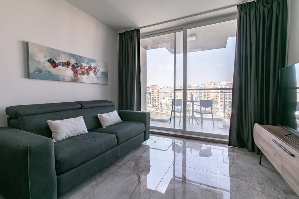 Spinola Seafront Deluxe Apartment in Saint Julians