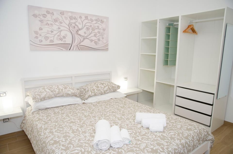 Photo of the whole room, Bedroom, wardrobe