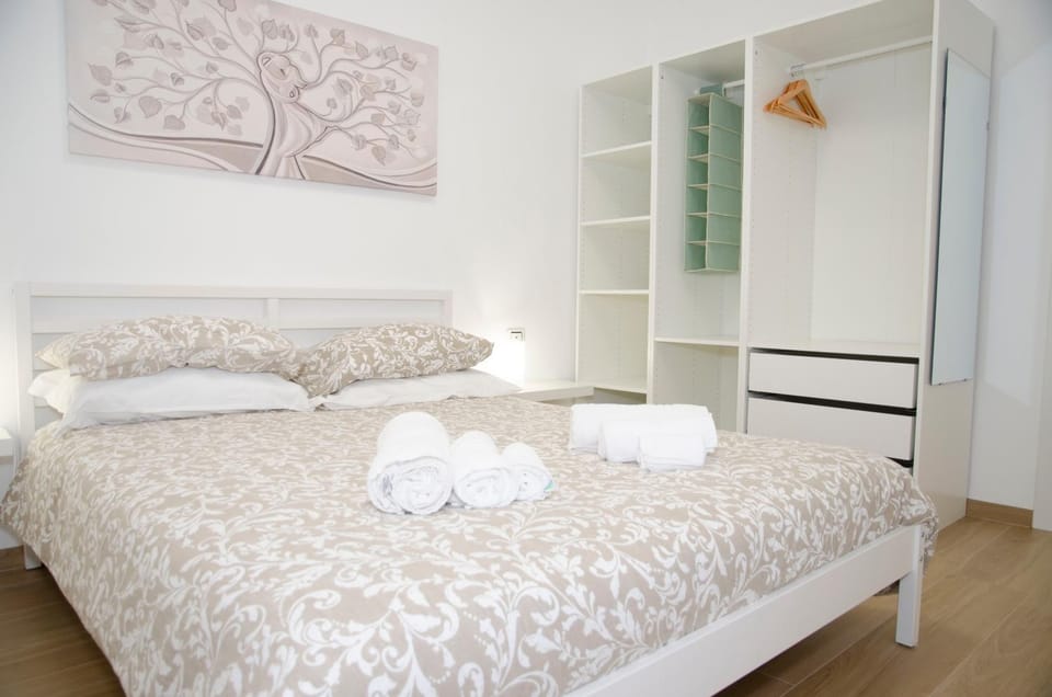 Photo of the whole room, Bedroom, wardrobe