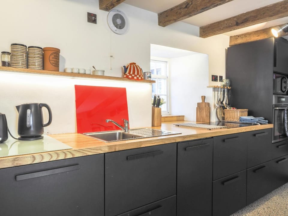 Coffee/tea facilities, Kitchen or kitchenette, stove