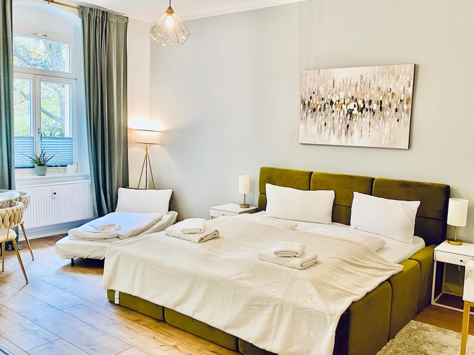 Bed, Guests