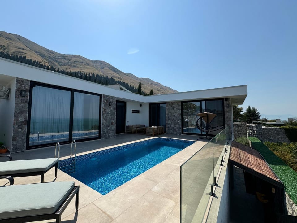 Balcony/Terrace, Mountain view, Pool view, Swimming pool, Swimming pool