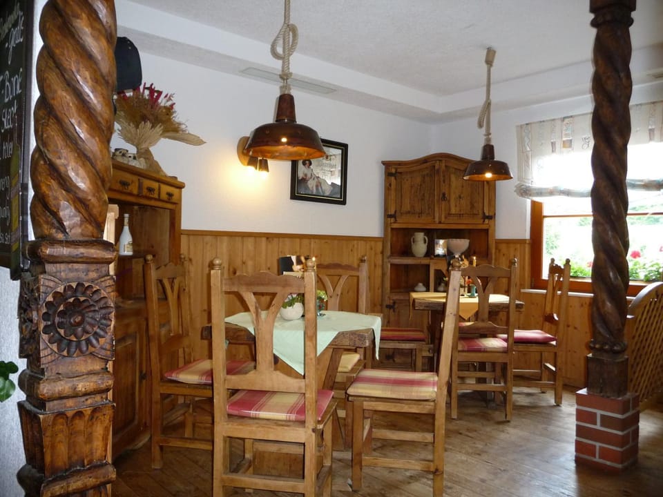Restaurant/places to eat, Internal: Not applicable to any particular room