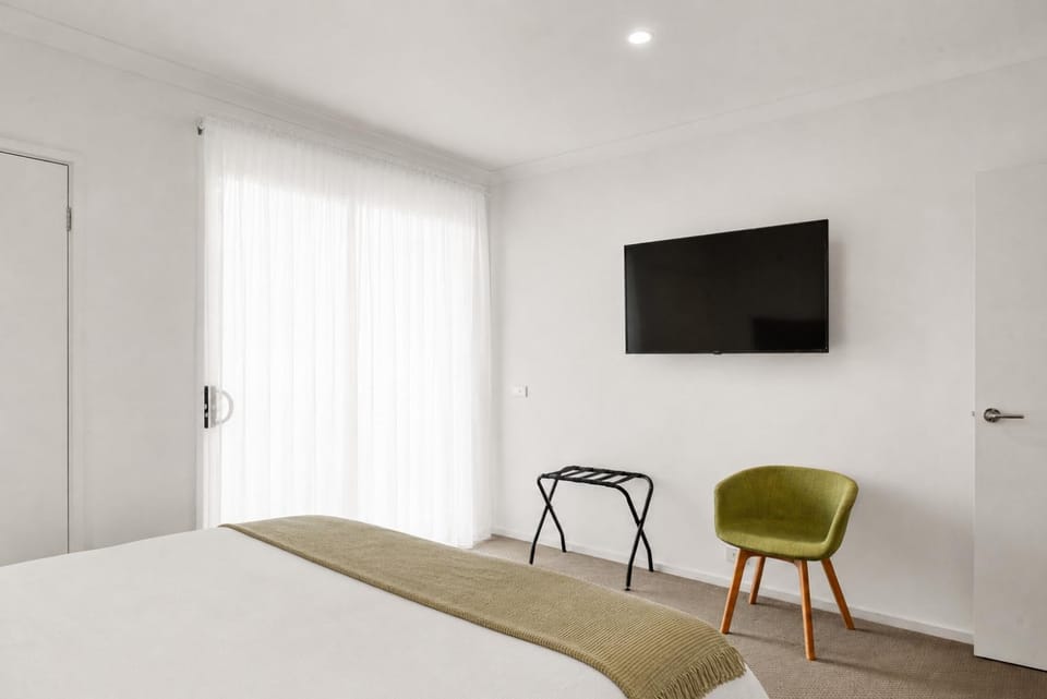 Bed, TV and multimedia, Photo of the whole room, Seating area, Bedroom