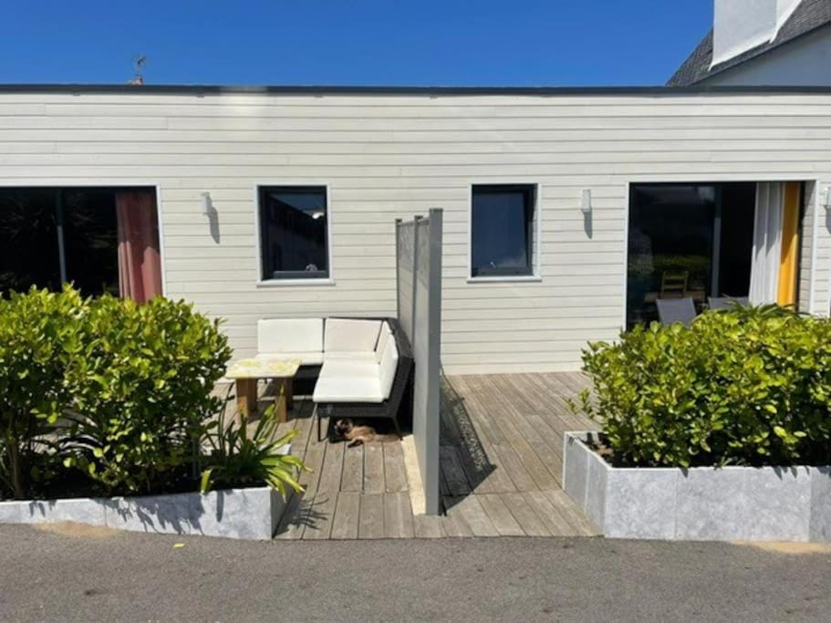 Property building, Patio, Garden, Balcony/Terrace