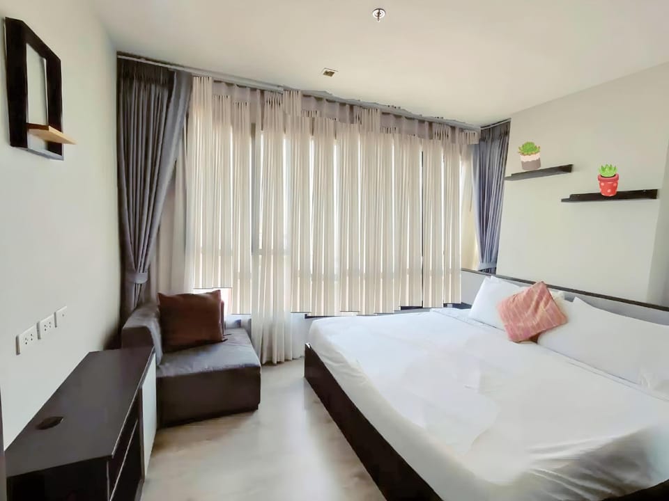 2 Bed Room Excellent Location Best Infinity Pool Apartment in Pattaya City