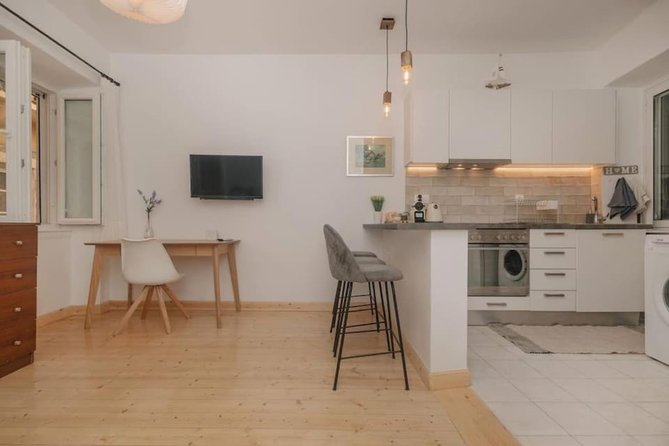 TV and multimedia, Kitchen or kitchenette, Dining area, oven, stove