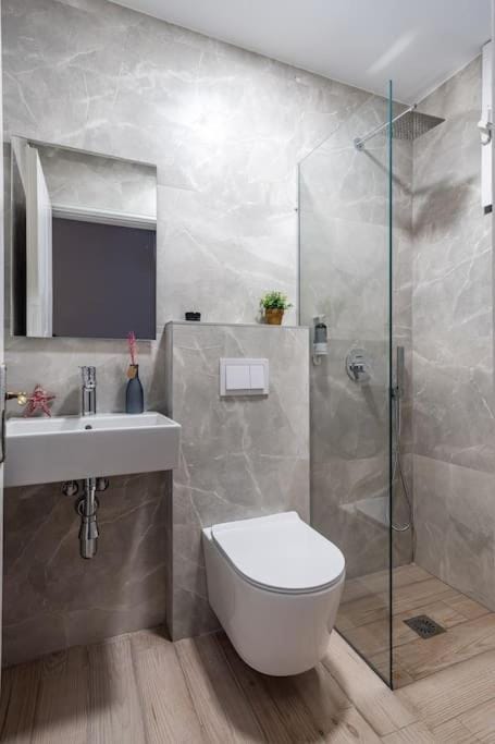 Ap 9 - Front Pool, Kitchen & Parking - Goro Apartment in Vlorë County, Albania