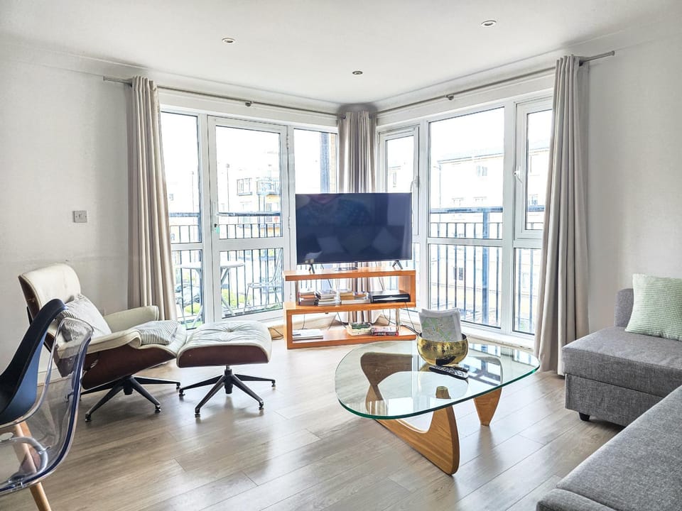TV and multimedia, Living room, Seating area, Evening entertainment