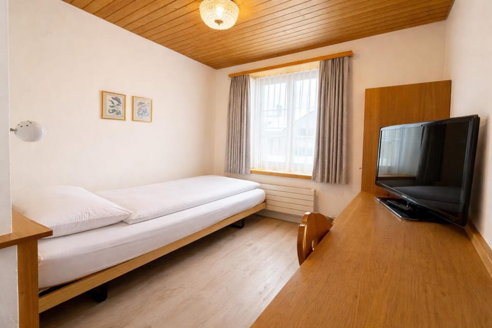 Bed, TV and multimedia, Bedroom