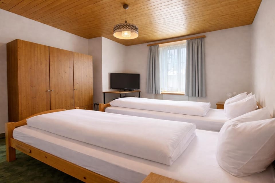 Bed, TV and multimedia, Photo of the whole room, Bedroom, wardrobe