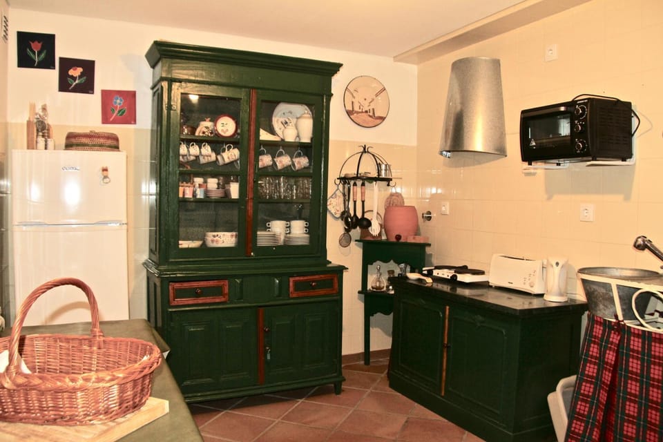 Communal kitchen, kitchen, kitchen