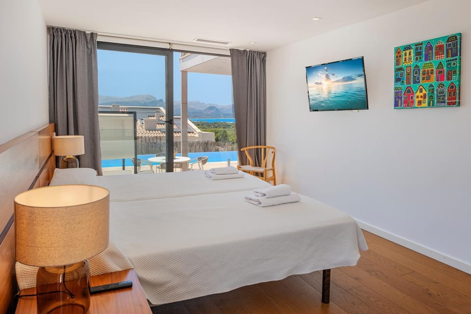 Photo of the whole room, Bedroom, Pool view