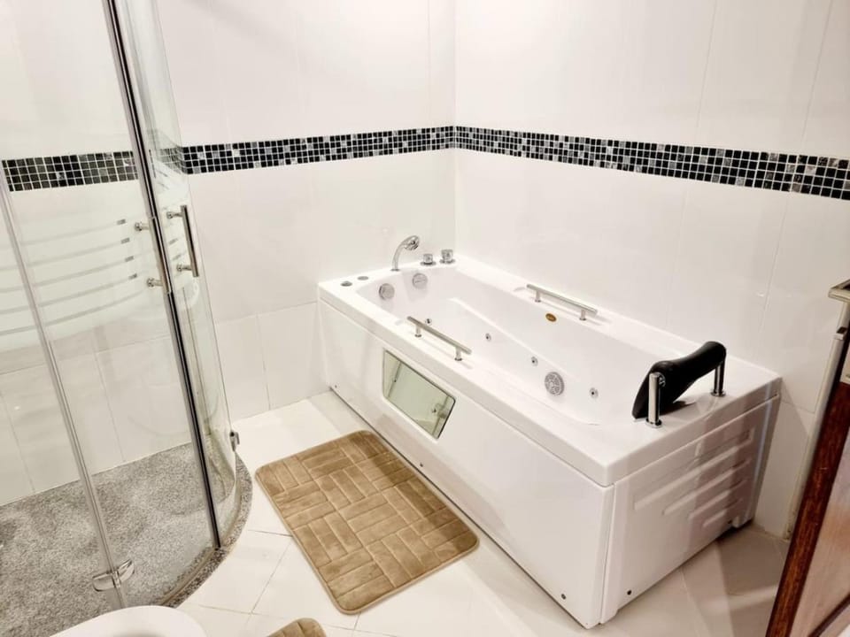 Luxury Three Bedroom Apt Apartment in Manama
