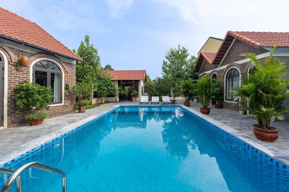 Property building, Day, Pool view, Swimming pool, sunbed