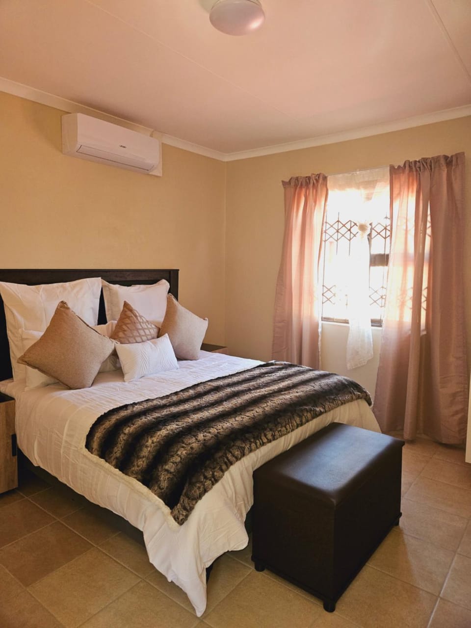 Photo of the whole room, Bedroom, air conditioner