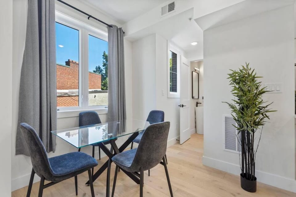Capitol Hill 4 Charming Townhouse in Downtown DC with Rooftop Free Parking and WIFI Apartment in District of Columbia