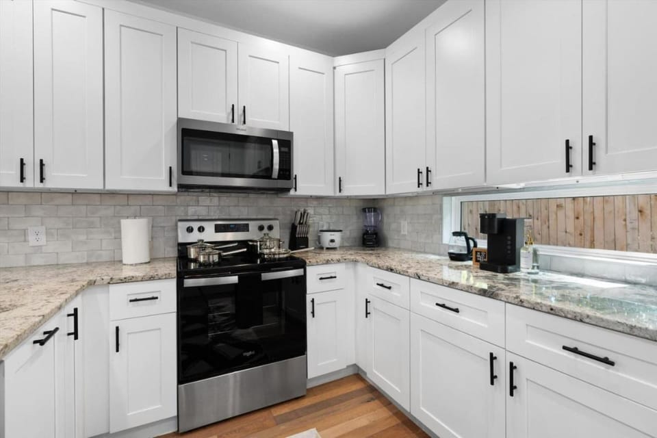 Coffee/tea facilities, Kitchen or kitchenette, dishwasher, stove, toaster