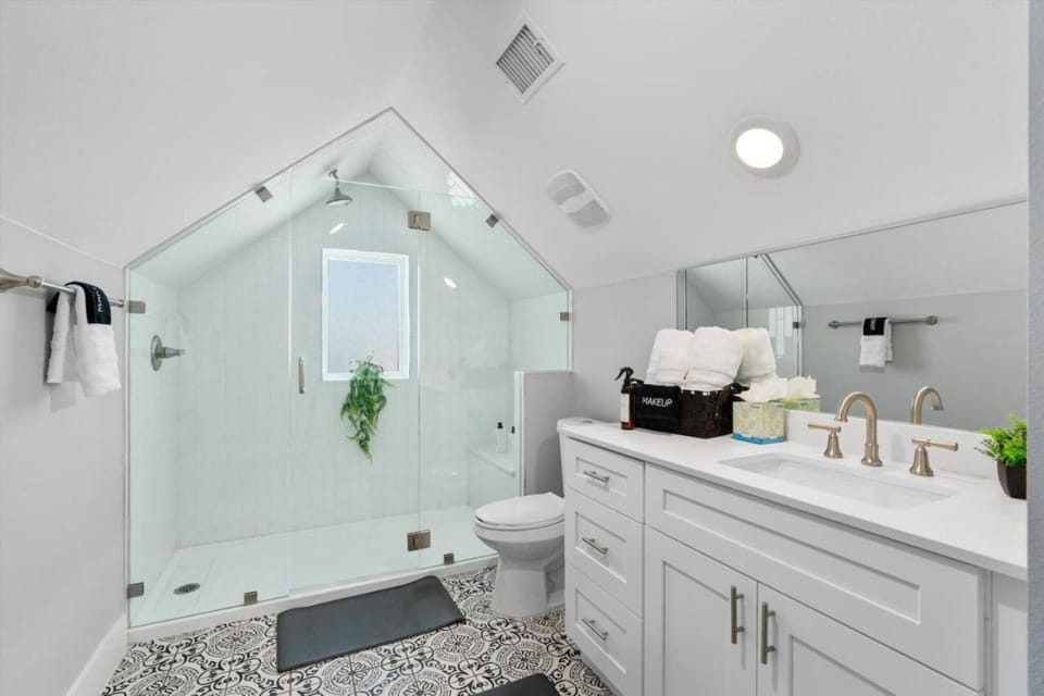 Shower, Toilet, Bathroom, towels