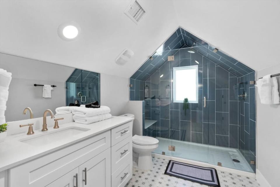 Shower, Toilet, Bathroom, towels