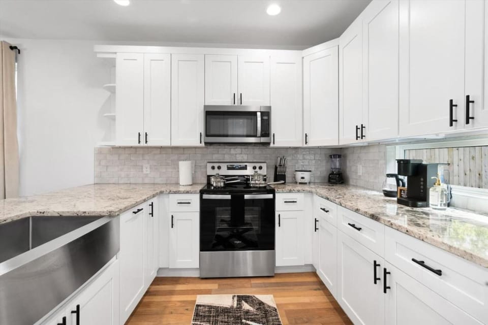 Coffee/tea facilities, Kitchen or kitchenette, dishwasher, oven, stove