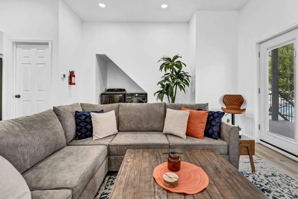 Stylish And Roomy Full House Dtwn House in Buffalo