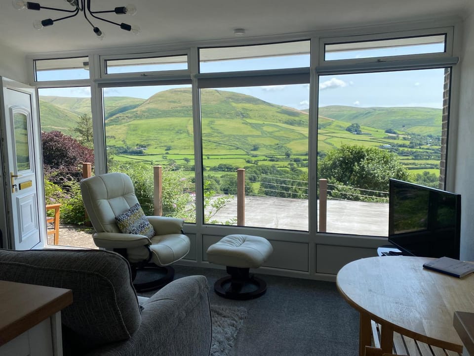 Chalet 8 The Woodlands Apartment in Bryn-Crug