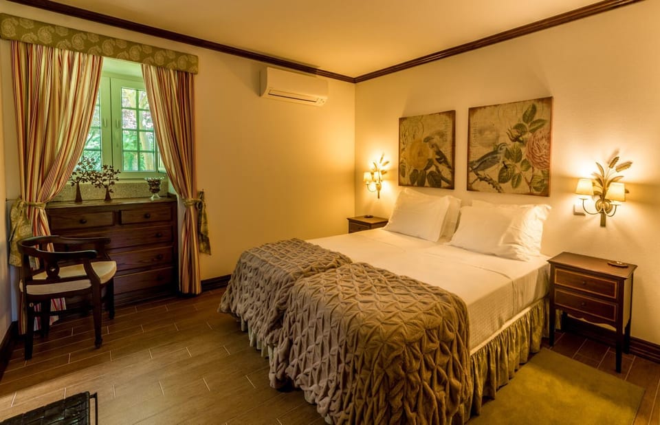Photo of the whole room, Bedroom, hair dresser