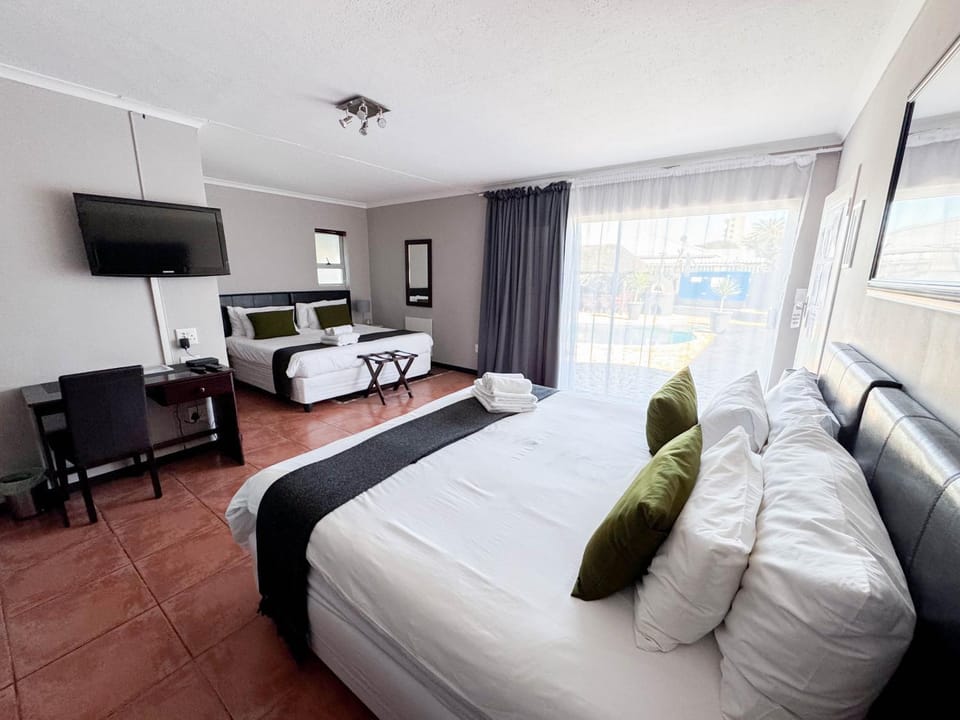 Bed, TV and multimedia, Bedroom