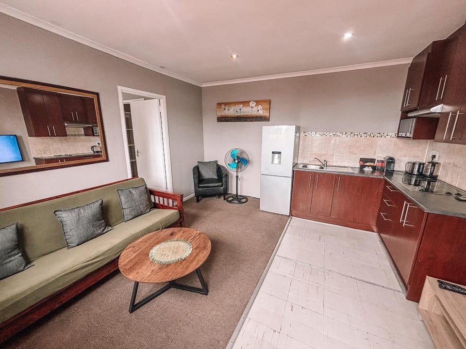 Kitchen or kitchenette, Seating area, stove
