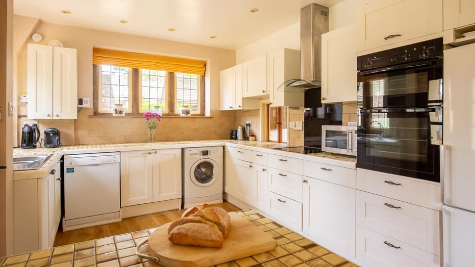 Coffee/tea facilities, dishwasher, oven, stove, toaster, washing machine, kitchen