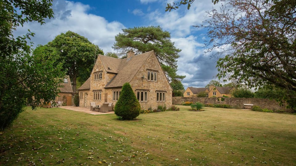 Property building, Garden, Dining area