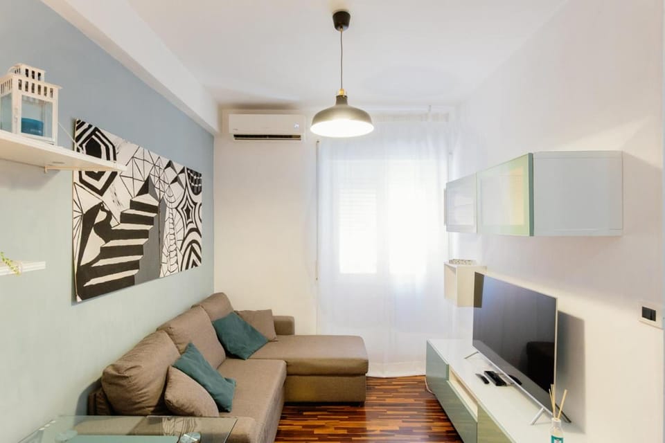 Communal lounge/ TV room, TV and multimedia, Living room, Seating area, Evening entertainment, air conditioner