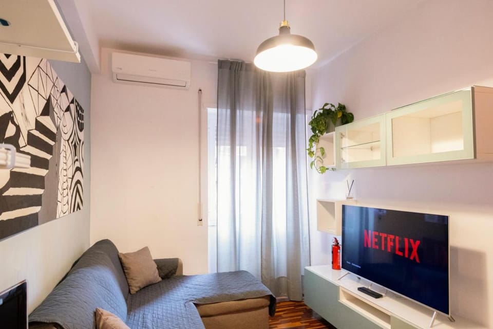 Communal lounge/ TV room, TV and multimedia, Living room, Seating area, Evening entertainment, air conditioner