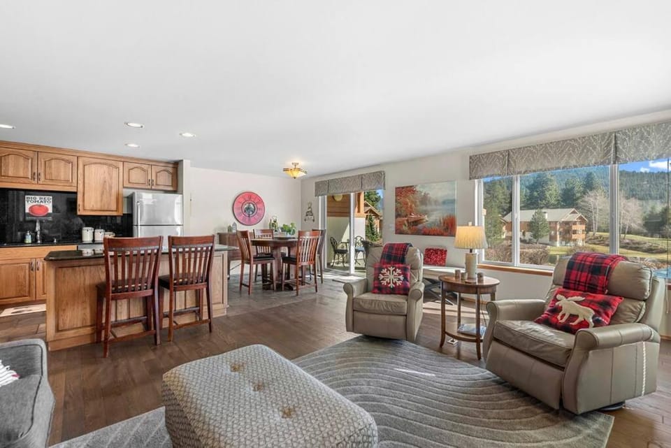 Golf Course View Condo Walk to Town & Pools House in Leavenworth