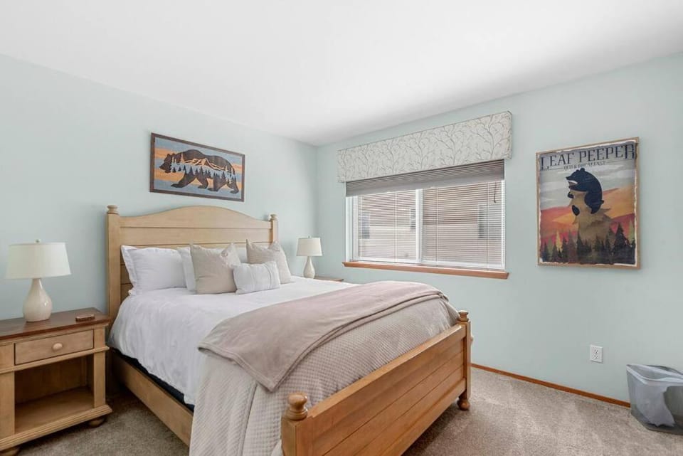 Golf Course View Condo Walk to Town & Pools House in Leavenworth