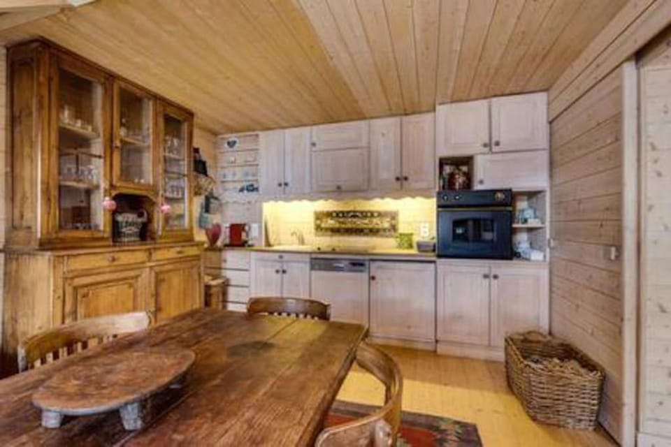 Coffee/tea facilities, Dining area, dishwasher, oven, stove, toaster