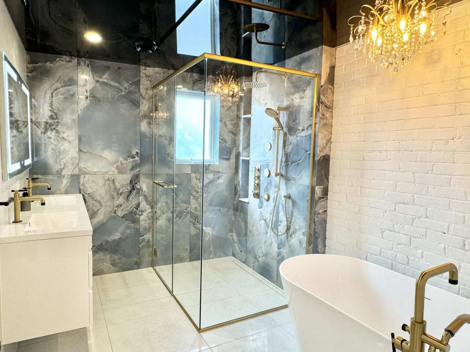The Royal Suite - Hot Tub - Free EV Chrger Apartment in Quebec City